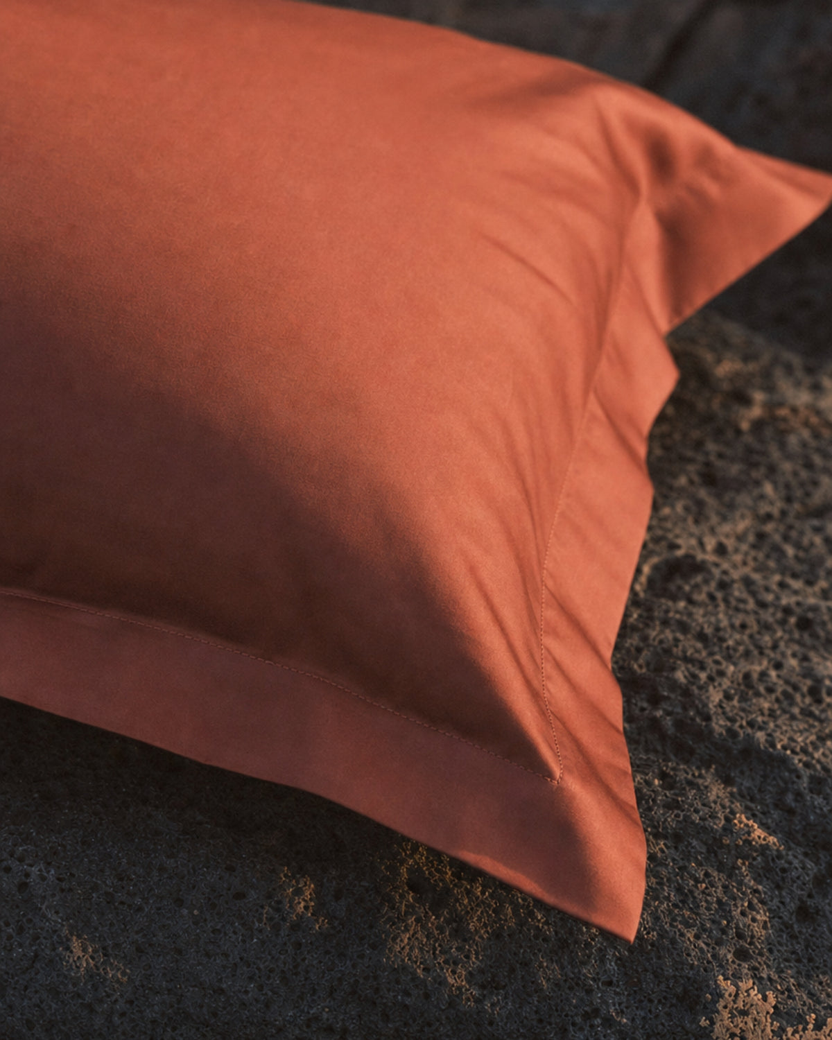 Italian Cotton Sateen Pillowcase – Terra Bruciata Collection · Argilla scura