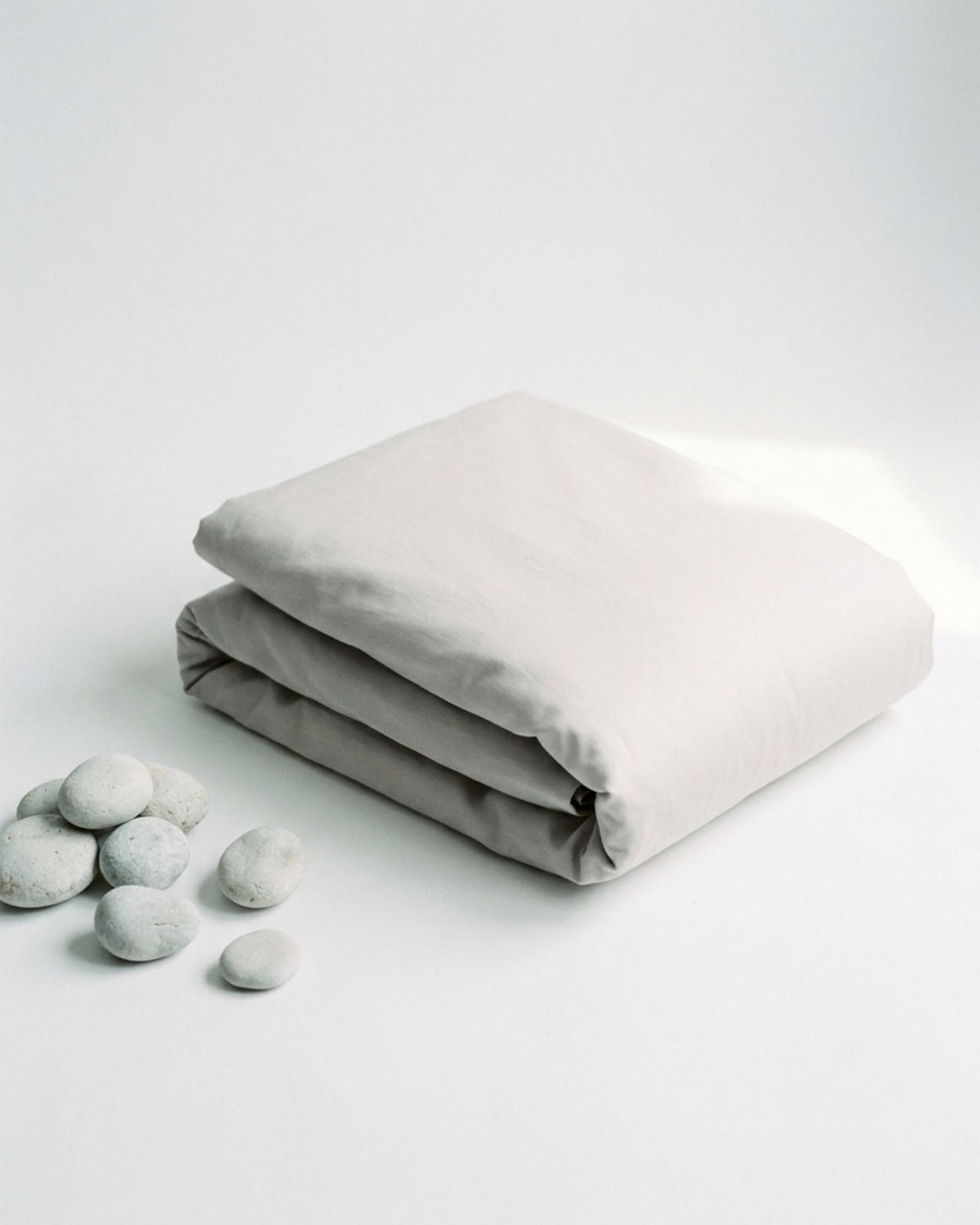 Spannbettlaken aus italienischem Mako-Satin – Kollektion Pietra e Cenere · Cenere chiara